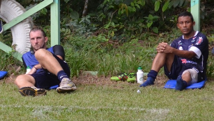 Clayton He-Man teve que sair da partida ainda no primeiro tempo e Sousa sentiu uma lesão (Foto: Michael Douglas/GloboEsporte.com)