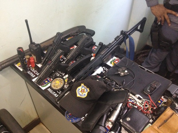 Armamento e munições apreendidos com os policiais em Macapá (Foto: John Pacheco/G1)
