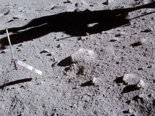 Imagem da superfície lunar onde as amostras analisadas por pesquisadores foram coletadas pela missão Apollo. (Foto: Divulgação/Nasa)