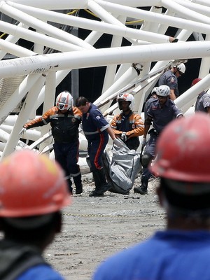 FOTOS: bombeiros retiram corpo após acidente em estádio  (Eduardo Viana/Lancepress/AFP)