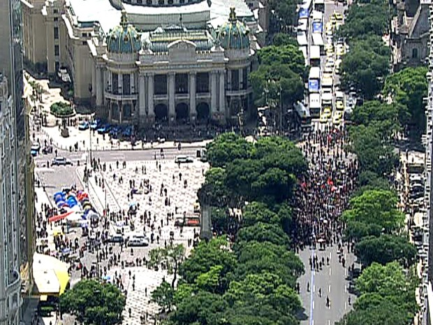 Professores fazem passeata no Centro nesta terça; há complicações no trânsito (Foto: Reprodução/TV Globo)