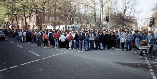 Fila de alemães orientais para receber o dinehrio de boas-vindas em 11 de novembro de 1989 (Foto: Roehrensee/Wikimedia Commons)