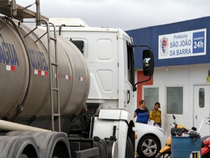 Prefeitura de São João da Barra precisou fazer o abastecimento com caminhões-pipa (Foto: Divulgação/Prefeitura de São João da Barra)