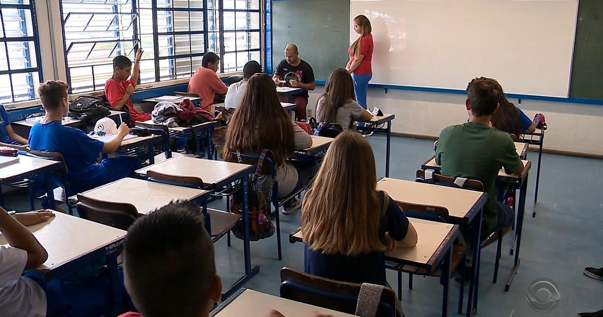 Alunos de Caxias do Sul voltam às aulas com falta de professores - Globo.com