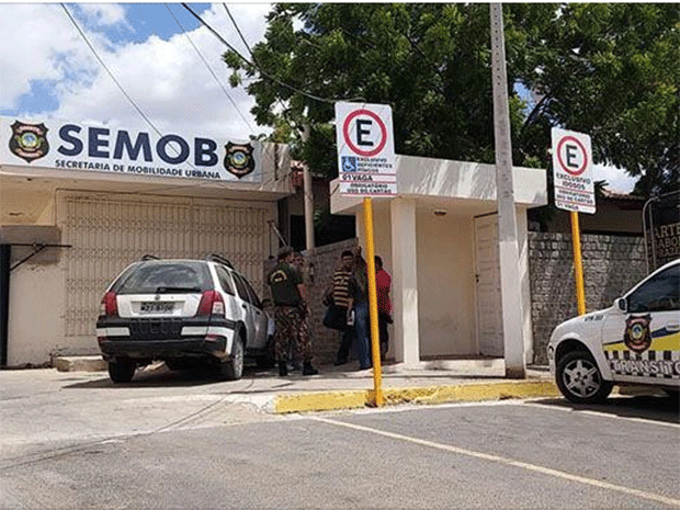 MP cumpriu mandados na sede da Semob, em Mossoró (Foto: Josemário Alves/Mossoró Hoje)