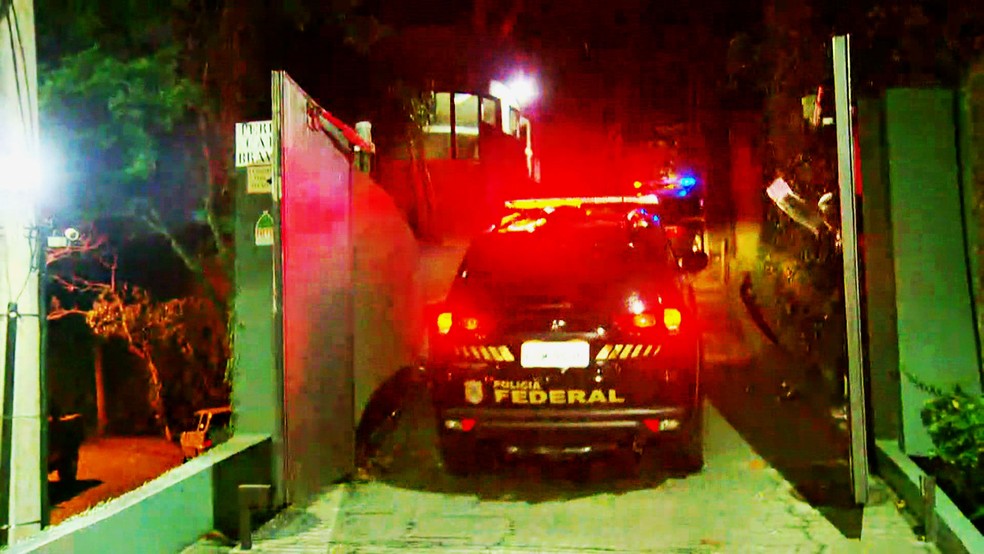 Carro da Polícia Federal entra na casa do empresário Eike Batista (Foto: Reprodução / TV Globo)