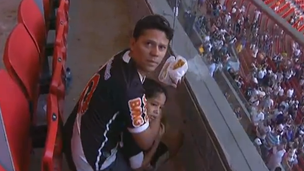 Torcedor protege criança durante briga no estádio Mané Garrincha (Foto: Reprodução/SporTV)