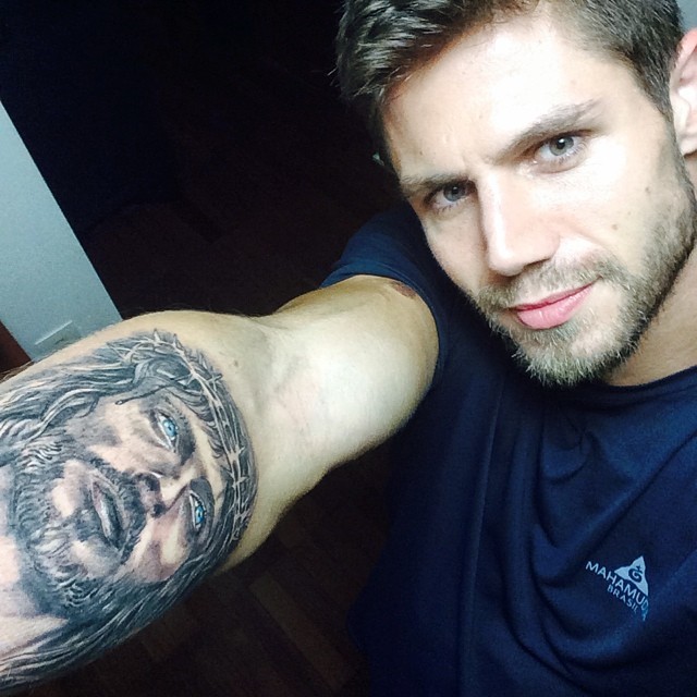 Ex Bbb Jonas Sulzbach Faz Tatuagem Com Rosto De Jesus Cristo No Braço Quem Quem News