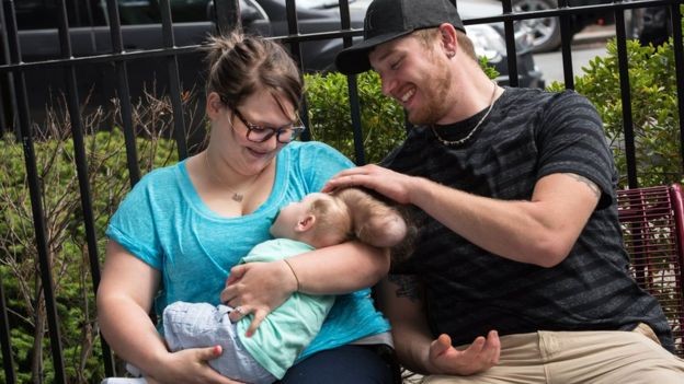Pais Sierra e Dustin não conseguiam entender como o bebê usa o cérebro (Foto: C. Cohen/Hospital Infantil de Boston)