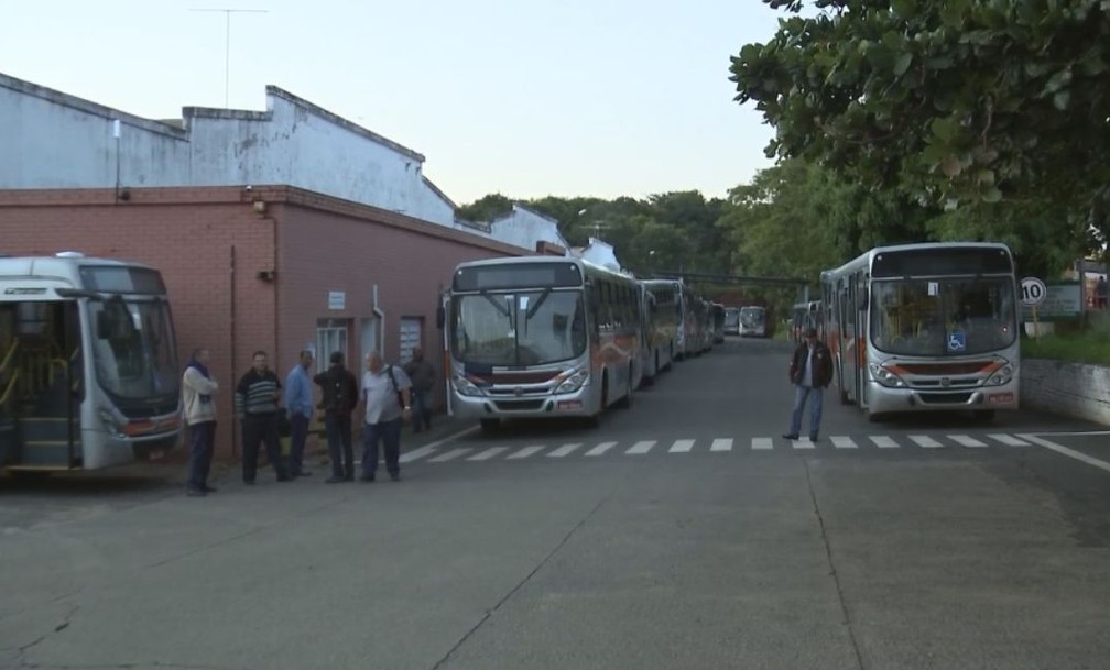 Ônibus não saíram da garagem na manhã desta sexta-feira em Bauru (Foto: Reprodução/ TV TEM )