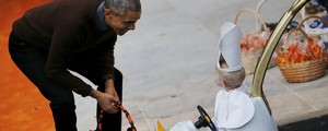 Obama brinca com criança vestida de papa no Halloween; veja fotos (REUTERS/Carlos Barria)