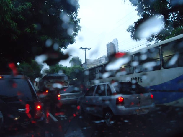 Chuva complicou o trânsito nesta quarta-feira de cinzas em Belém (Foto: Ingo Müller/G1)