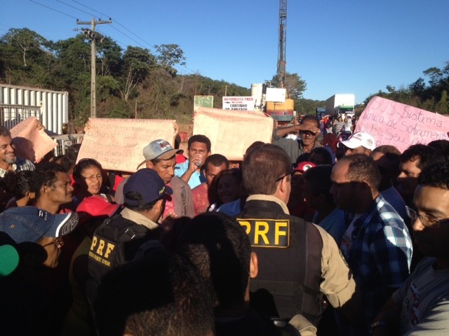Polícia Rodoviária Federal tentou negociar com um grupo de manifestantes (Foto: Catarina Costa)
