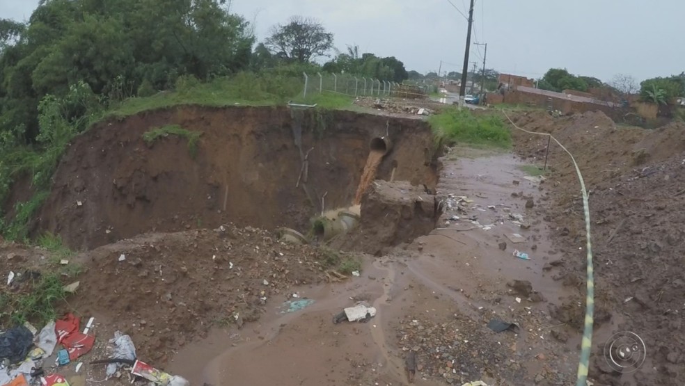 Cratera aumentou com a chuva em Bauru (Foto: Reprodução/TV TEM)