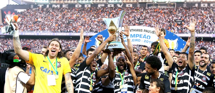 Corinthians campeão Brasileiro 2015 (Foto: Agência Reuters)