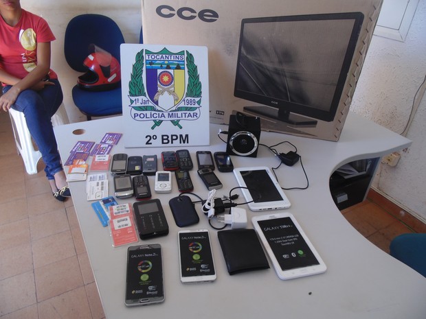 Com os três homens foram encontrados celulares, tablet e televisor furtados (Foto: Divulgação/PM-TO)
