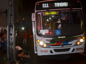 Ônibus foi assaltado por três homens armados de revólver (Foto: Walter Paparazzo/G1)