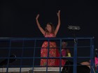 Daniela Mercury aposta em look colorido para cantar em Salvador