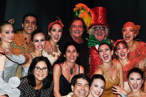 Fábio Jr. com elenco de Chacrinha, o musical (Foto: Manuela Scarpa/Photorio News)