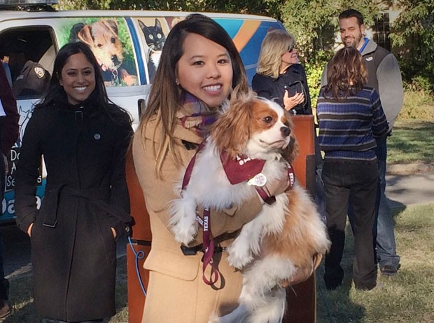 Livre de Ebola, enfermeira Nina Pham e seu cão se reencontram após quarentena (Foto: Lisa Maria Garza/Reuters) Livre de Ebola, enfermeira Nina Pham e seu cão se reencontram após quarentena (Foto: Lisa Maria Garza/Reuters)