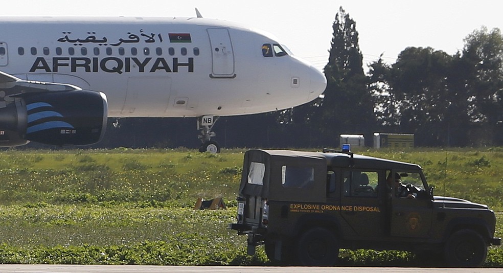 Veículo militar próximo do Airbus A320 da Afriqiyah na pista de decolagem no aeroporto de Malta (Foto: REUTERS/Darrin Zamit-Lupi MALTA OUT)