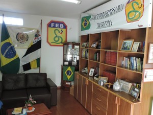 Veterano mantém espaço dentro de casa para acervo histórico (Foto: Caio Gomes Silveira/ G1)