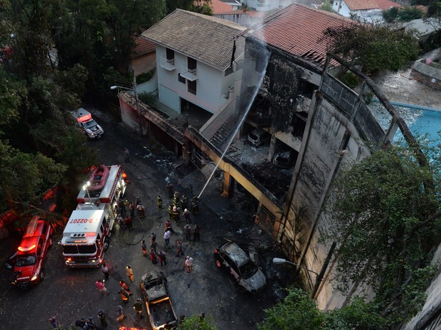 Bombeiros trabalham na área onde um avião monomotor caiu em uma casa no bairro da Casa Verde, em São Paulo, na tarde deste sábado (19) (Foto: Nelson Almeida/AFP)