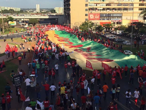 Manifestantes pró-Dilma carregam longa faixa com mensagem contra impeachment em Brasília (Foto: Alexandre Bastos/G1)