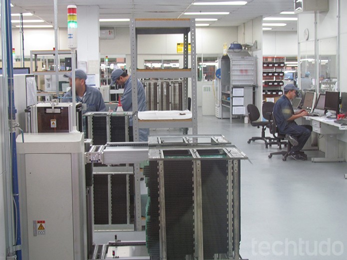 A intervenção humana é pequena na produção de componentes para as placas dos monitores e computadores  (Foto: TechTudo/Paulo Alves)