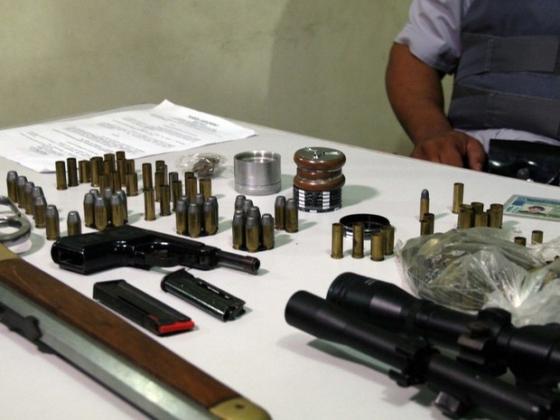 Armas e munições apreendidas na casa do sertanejo Hudson (Foto: Edison Temoteo/Futura Press/Estadão Conteúdo)