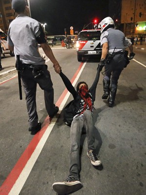 Manifestante é arrastado ao ser detido por PMs. (Foto: Nacho Doce/Reuters)
