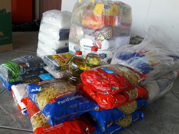 Moradores recolhem alimentos não perecíveis e remédios em Varginha (Foto: SOS Varginha/Divulgação) Moradores recolhem alimentos não perecíveis e remédios em Varginha (Foto: SOS Varginha/Divulgação)