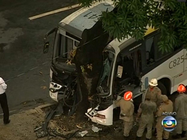 Ônibus bateu em árvore na Avenida Maracanã, Zona Norte do Rio (Foto: Reprodução / TV Globo)