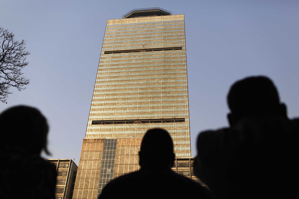 Pessoas observam edifício da sede da empresa de petróleo Pemex. (Foto: Tomas Bravo/Reuters)