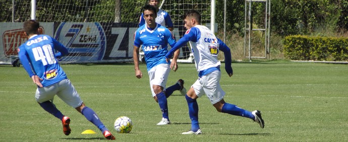 Robinho acompanha Arrascaeta durante treino do Cruzeiro (Foto: Fernando Martins Y Miguel)