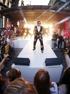 Autor de 'Gangnam style' canta para centenas de fãs na Austrália (Tim Wimborne/Reuters)