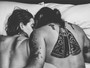 Henri Castelli posa juntinho com a namorada em clique sexy na cama