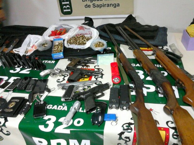 No total, oito armas foram apreendidas com suspeitos presos em Sapiranga (Foto: Divulgação/Brigada Militar)