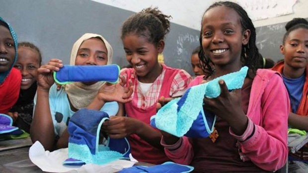 Na Uganda, pacote de absorventes femininos custa o equivalente a um dia de trabalho para quem ganha salário mínimo  (Foto: BBC)