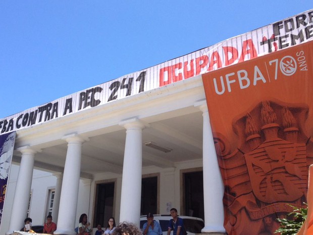 Estudantes da Ufba ocupam a instituição nesta quarta-feira (Foto: Juliana Almirante / G1 Bahia)