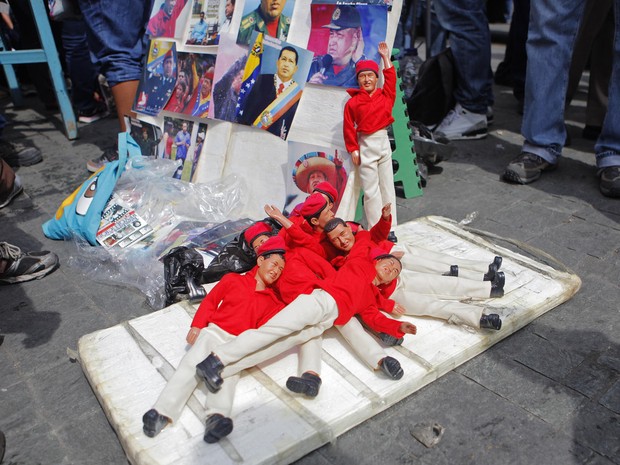 Bonecos do presidente Chávez são vendidos junto com outros objetos com a imagem do presidente (Foto: Marco Bello/Reuters)