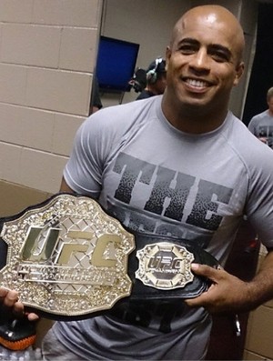 Fábio Pateta com cinturão do UFC (Foto: Reprodução/Instagram)