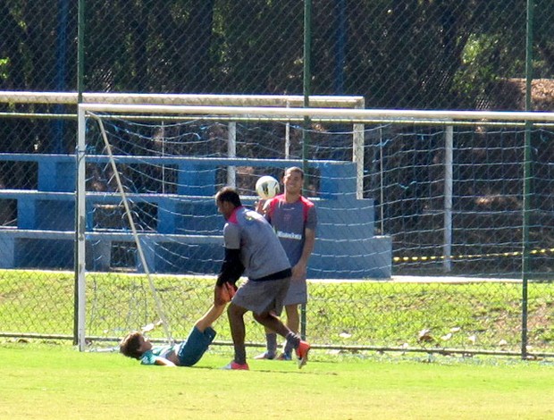 alecsandro brinca com o filho de NIlton vasco treino (Foto: André Casado / Globoesporte.com)