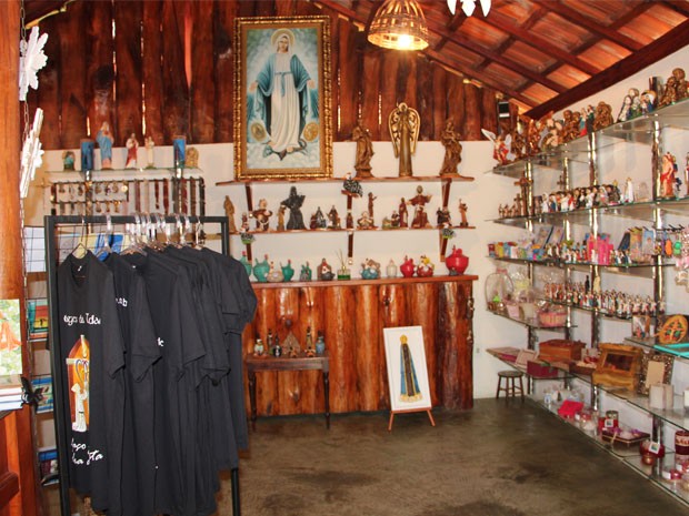 Produtos feitos pelos monges são vendidos em uma lojinha (Foto: Jéssica Balbino/ G1)