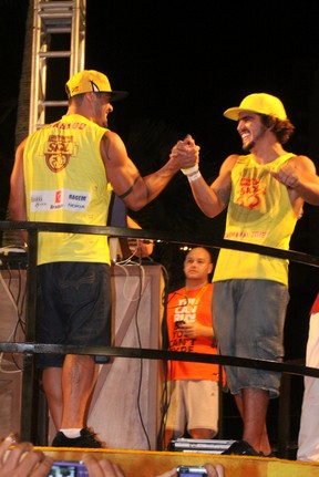 Yuri, ex-BBB, e Caio Castro em Salvador (Foto: Fabio Martins e Gabriel Rangel/AgNews)