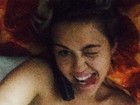 Miley Cyrus posa sem camisa na cama enquanto conversa com paquera