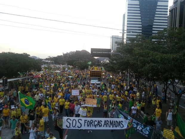 Manifestantes saÃ­ram da PraÃ§a do Papa em direÃ§Ã£o Ã  Praia de Camburi (Foto: LetÃ­cia GolÃ§alves/ A Gazeta)