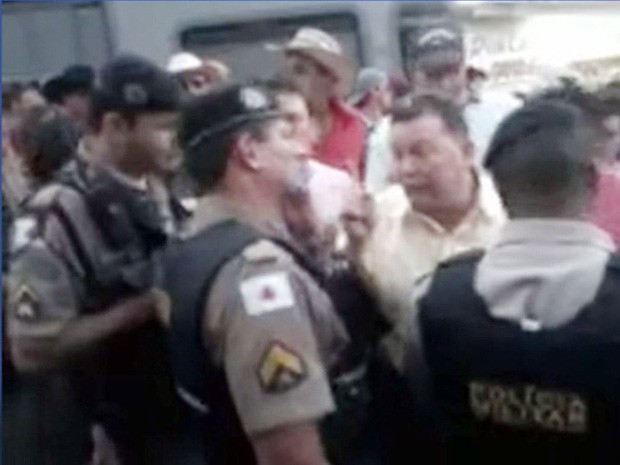 O prefeito Élder de Souza Oliva (camisa amarela) discute com policiais (Foto: Reprodução EPTV)