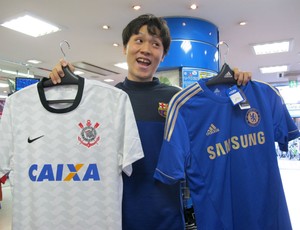 Vendedor japonês com camisas do Corinthians e Chelsea (Foto: Leandro Canônico / Globoesporte.com)