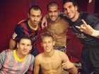 Neymar e Daniel Alves mostram seus tanquinhos após vitória do Barcelona